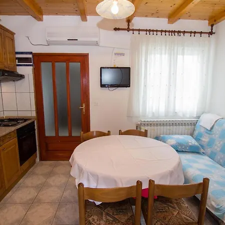 566b Apartment *