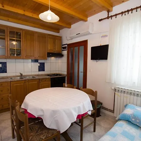 566b Apartment *