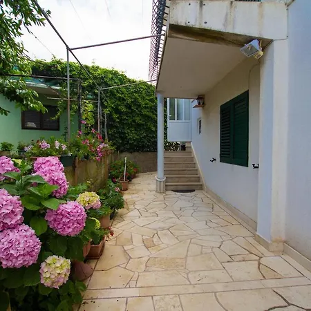 566b Apartment *